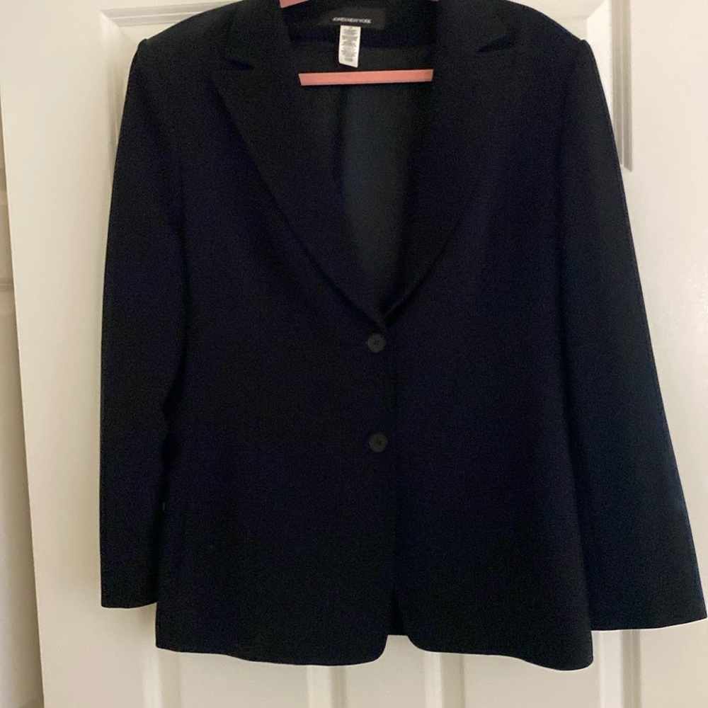 Jones New York 2-piece Ladies suit. Midnight blue. Jacket with pants.